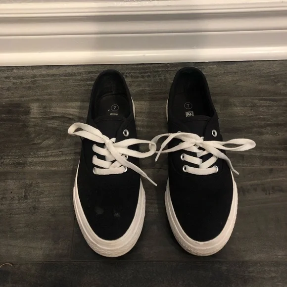 Black and white platform tennis shoe sneakers - Picture 2 of 4